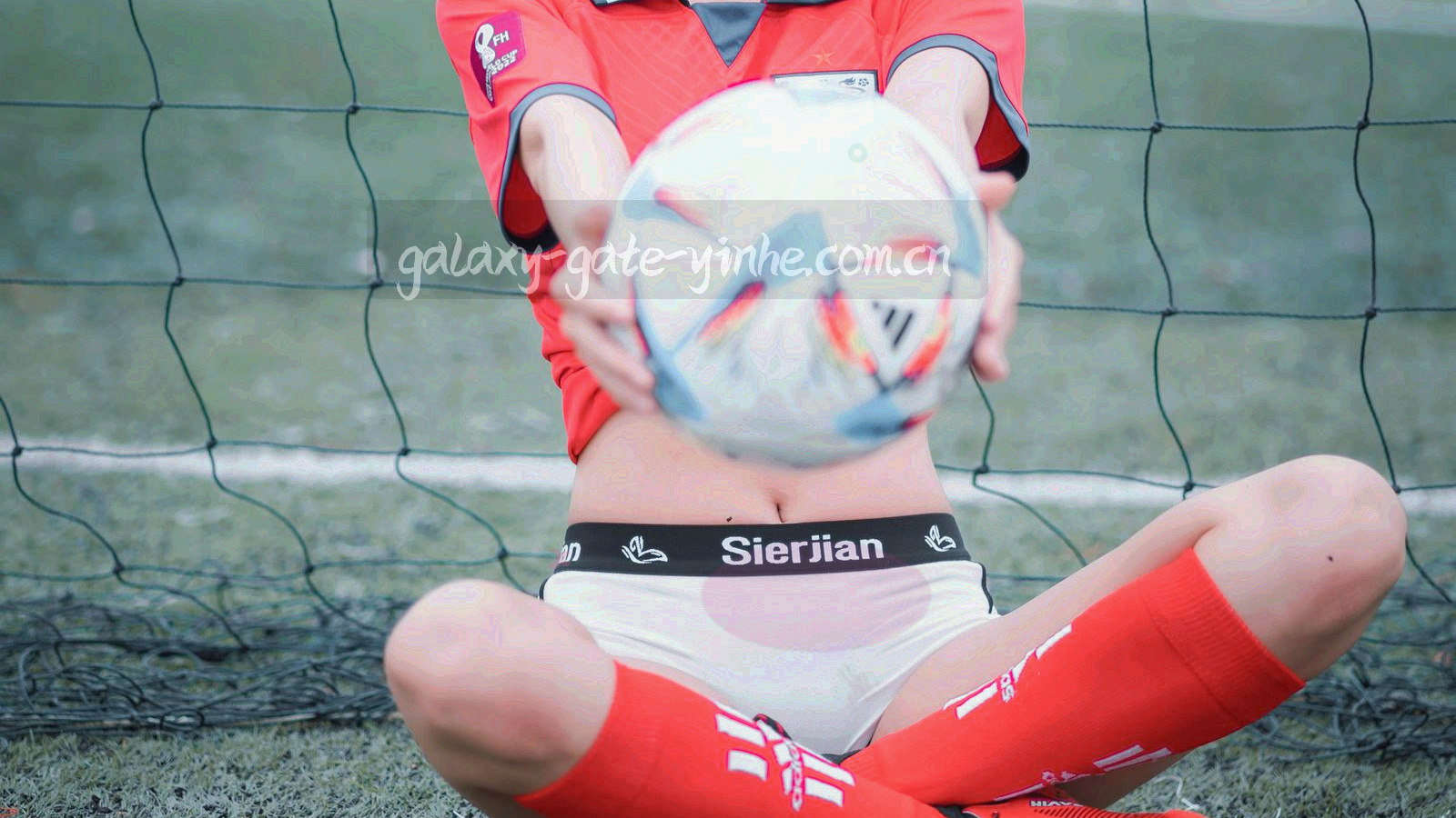 深色星轨与细密坐标网格交叠的抽象银河主视觉，冷调高光集中于右上角